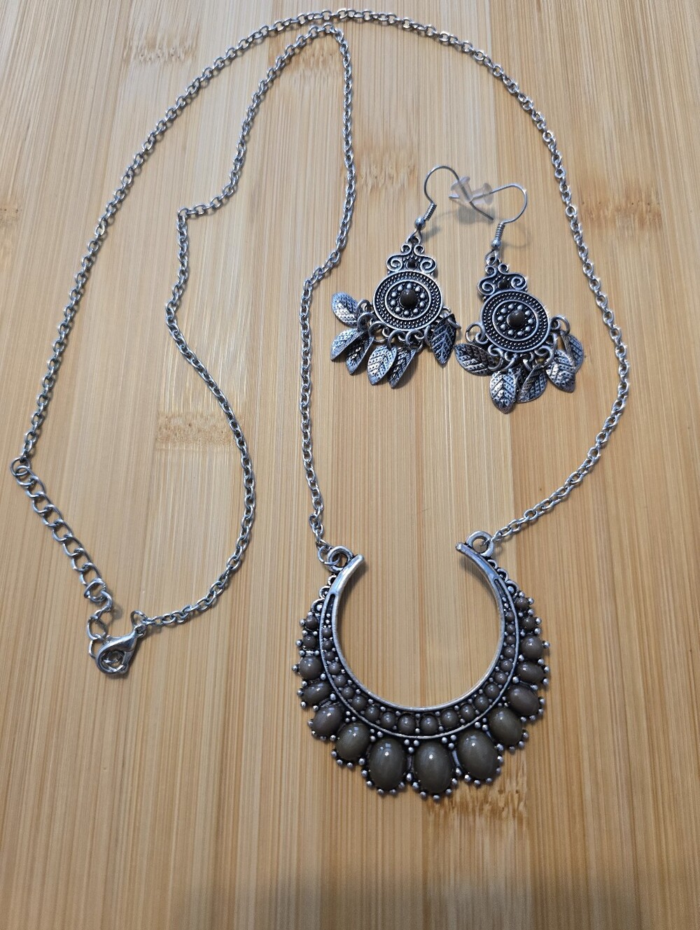 🫒Count to Zen Green Olive Bead Silver Crescent Horseshoe Pendant Necklace Set